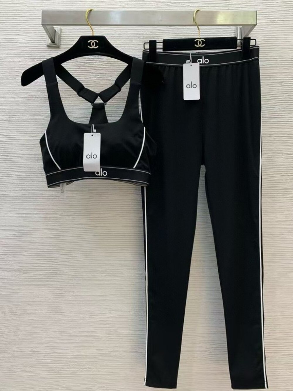 Alo Yoga outfit: tank top + stretchy, slimming leggings, black, size M